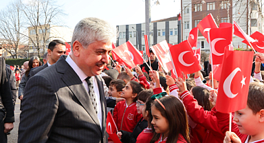 Sakarya Valisi Doğan Ögrencilerin Karne Sevincine Ortak Oldu.