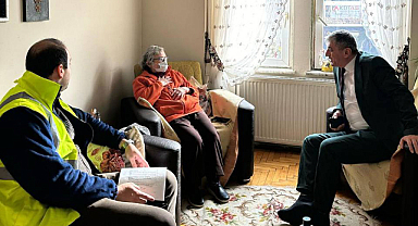 Attıkları her adımda yaşlıların yüreğini ısıtıyorlar