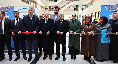 Hayır Çarşısı”nı ziyaret etti.
