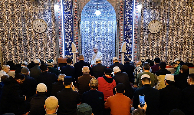 Diyanet İşleri Başkanı Prof. Dr. Ali Erbaş, Sakarya'da enderun usulüyle teravih kıldırdı.