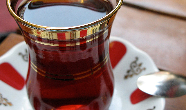 Sakarya Belediye Çay Bahçesinde 100 de yüz zam Çay 10 tl